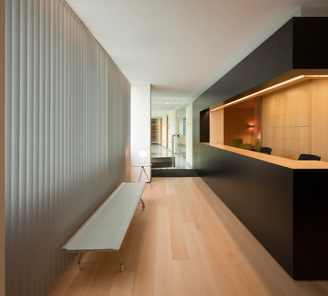 Clínica Dental en Sevilla / Carlos Pedraza Arquitectos Asociados S.L. - Clínica Dental, Cocina, Fachada, Fijación Vigas, Escaleras, Puerta, Encimera, Sillas, Mesas