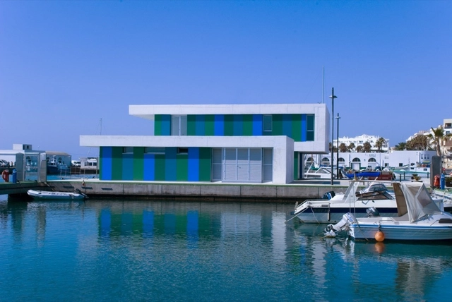 Edificio de Oficinas en el Puerto de Roquetas de Mar / Donaire Arquitectos - Edificios Institucionales, Fachada
