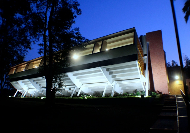 Gimnasio del Colegio Colombo Británico / Juan Felipe Cadavid + Jorge Alberto Dávila - Gimnasio, Fachada