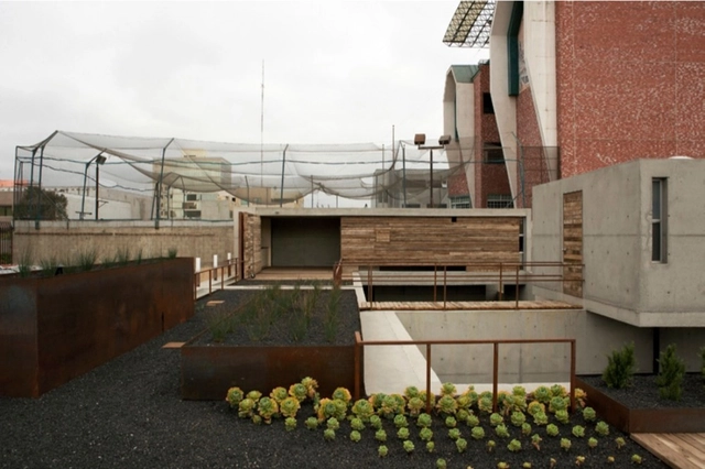 Centro de Estudio / Sebastián Mariscal Studio - Otros Edificios, Jardín, Fachada