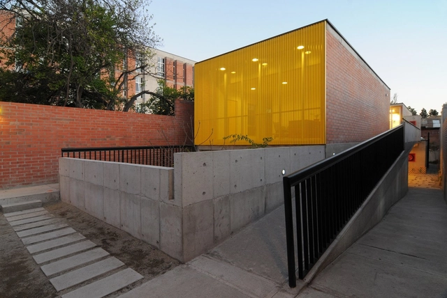 Colegio Villa El Sol / Gubbins Arquitectos - Escuelas, Fachada, Cierros, Barandas