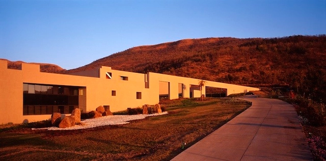 Centro de Investigación Lupin / Kamal Malik Architecture - Centro De Investigación, Puerta, Fachada