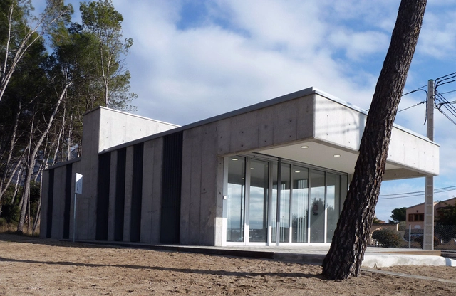 Edificio polivalente - El Bruc Residencial / SP25 - Casas, Fachada
