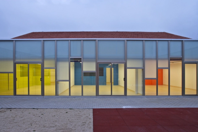 Guardería en Sotillo / BmasC Arquitectos - Kindergarten, Puerta, Fachada