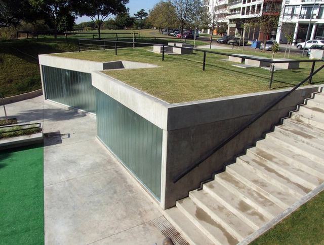 Baños Públicos Parque Urquiza / Diego Jobell - Edificios Públicos, Fachada, Barandas