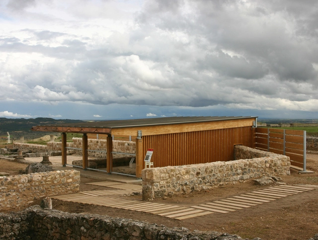 Adecuación de las Estructuras del Yacimiento Arqueológico de la Ciudad Romana de Clunia / a3gm - Restauraciones, Fachada, Puerta