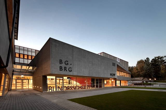 Bundesschulzentrum St. Veit / Spado Architects + halm.kaschnig.wüher architekten - Escolas