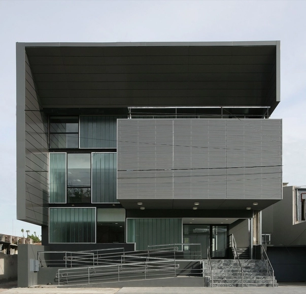 Oficinas de la Afip en Pehuajó / Alberto Varas & Asociados - Edificio De Oficinas, Fachada, Escaleras, Puerta