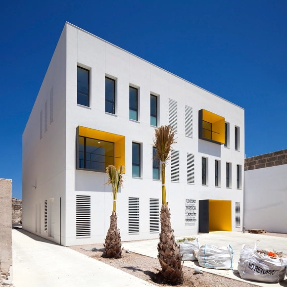 Centro de Salud de Porreres / MACA Estudio de Arquitectura - Centro De Salud, Puerta, Fachada