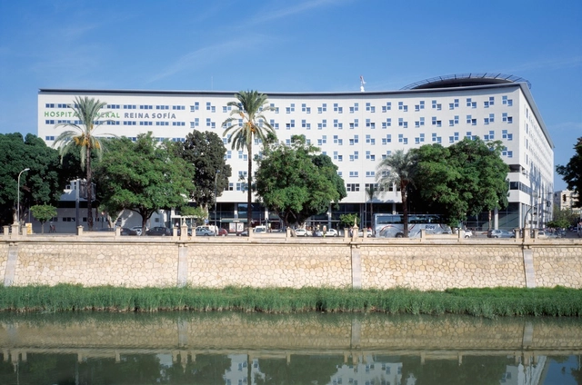 Nuevo Hospital General Universitario para Reina Sofía / Canvas Arquitectos - Hospital, Jardín, Fachada