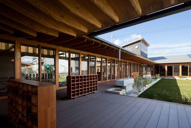Einosato Jardín Infantil  / Shogo Iwata  - Kindergarten, Terraza, Fijación Vigas, Fachada, Sillas, Mesas