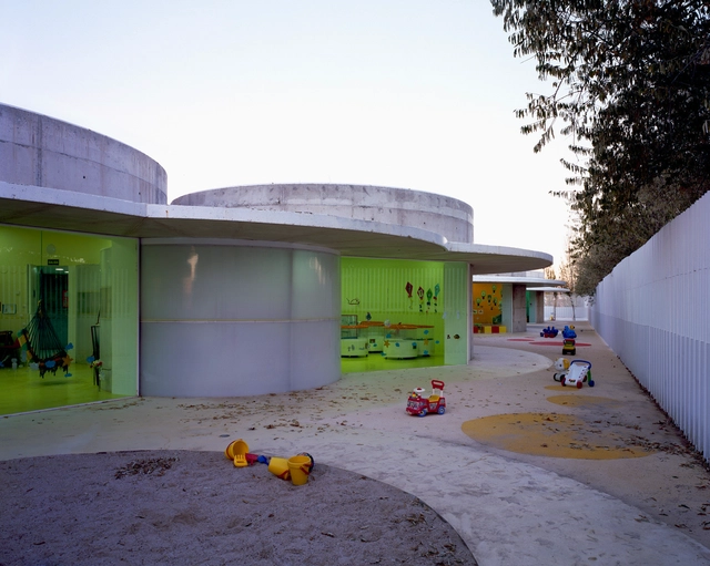 Guardería 0 - 3 años / Picado - De Blas Arquitectos - Escuelas, Patio interior, Puerta, Fachada
