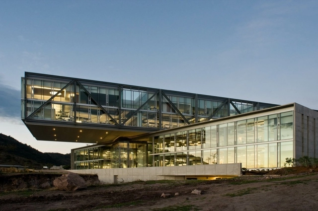 Edificio de Oficinas Cinepolis / KMD Architects - Edificios Institucionales, Fijación Vigas, Fachada