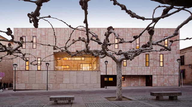 Oficinas de la Diputación Provincial de Zamora / G+F Arquitectos - Edificios Municipales, Fachada, Cierros, Arco, Bancas