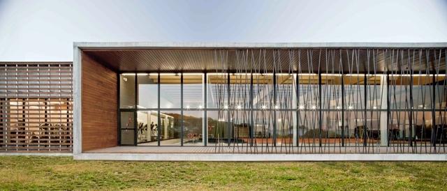 Complejo Deportivo con Piscina Cubierta / Contraluz arquitectura - Piscina, Cierros, Fachada