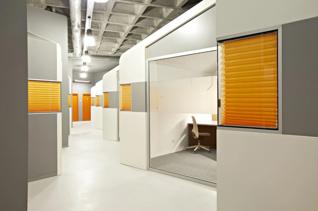 Factory Business Center / Simpli Design - Interiores De Oficina, Fachada, Puerta, Sillas