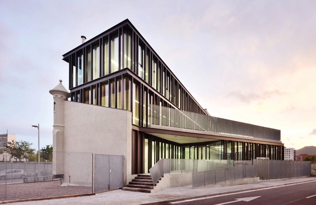 Escuela Sant Miquel / Pepe Gascón - Escuela Primaria, Fachada, Escaleras