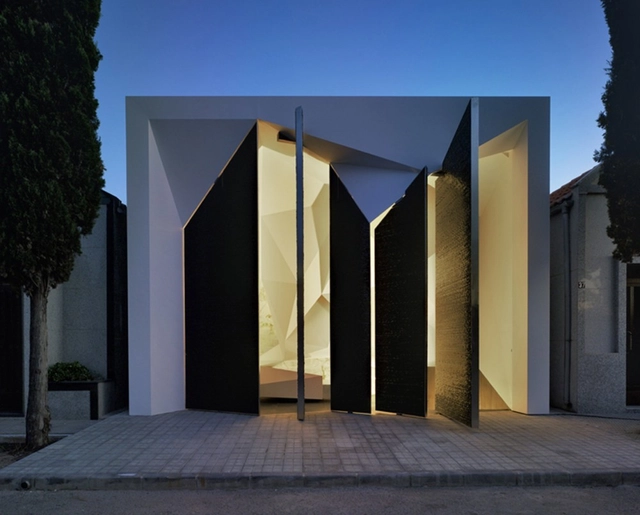 Panteón Nube / Clavel Arquitectos - Pabellón, Fachada, Pilares