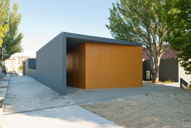 Clínica Veterinaria ULHT / Posto 9 - Reconversión, Fachada, Puerta