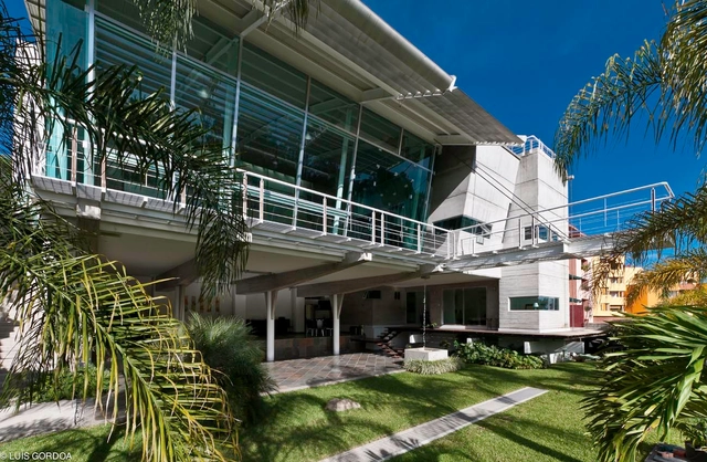 Fusión Dental / Fernando Cué González + Mauricio García Cué - Clínica Dental, Jardín, Fachada, Barandas, Escaleras