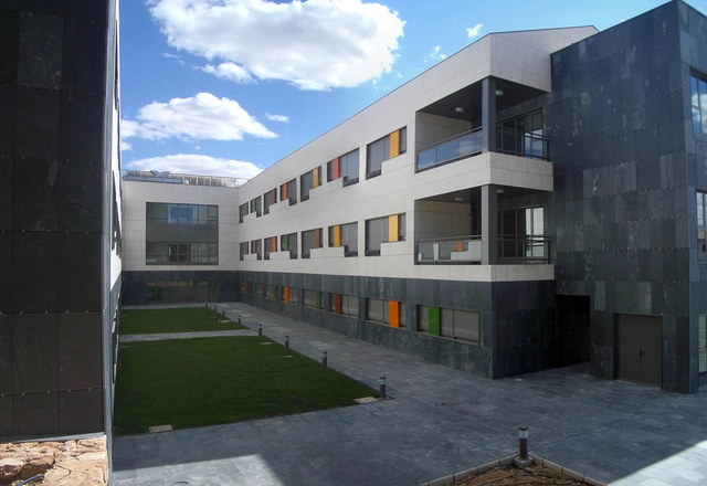 Residencia para Mayores en Mota del Cuervo (Cuenca) / GEED Arquitectos - Centro Para La Tercera Edad, Patio interior, Fachada