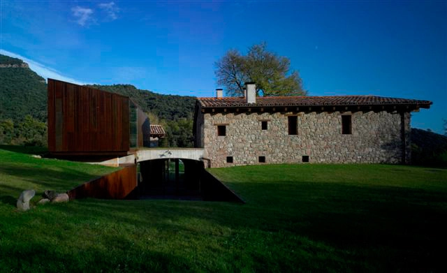 Nueva cabaña y accesos de Masia / Hidalgo Hartmann - Renovación, Jardín, Fachada