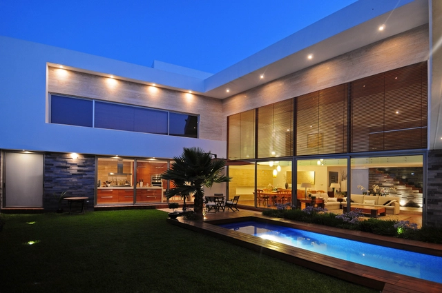 Casa EV / ze_Arquitectura - Casas, Patio interior, Fachada, Sillas
