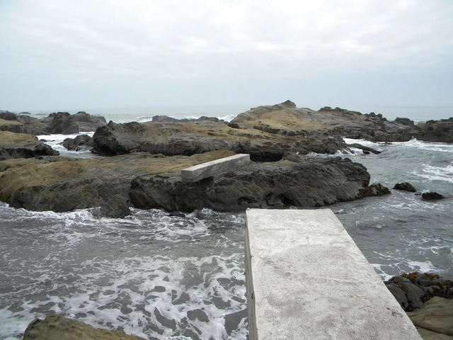 Descanso sobre las Rocas de Perales / Juan Alejandro Chamorro Verdugo - Pabellón, Costa