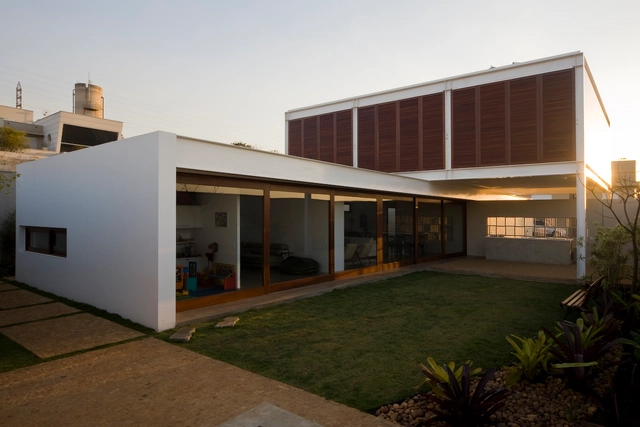 Casa G16 / Mira Arquitetos - Casas, Patio interior, Fachada, Puerta