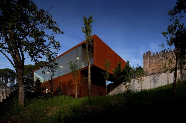 Reorganización del Castillo del Cerro Pombal / COMOCO - Patrimonio, Fachada