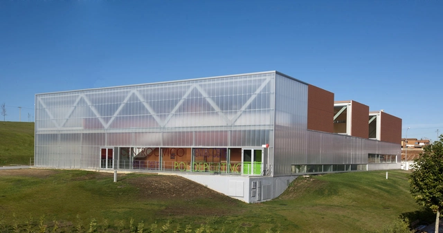Centro Cívico y Polideportivo Ventas Oeste / Virginia Arquitectura - Recreación Y Entrenamiento, Fachada