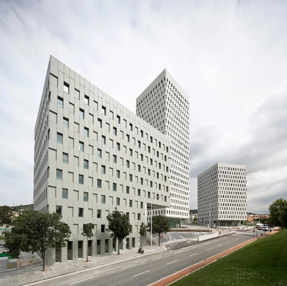 Complejo La Pallaresa / Eduardo Souto de Moura + Terradas Arquitectos - Arquitectura Comercial, Fachada