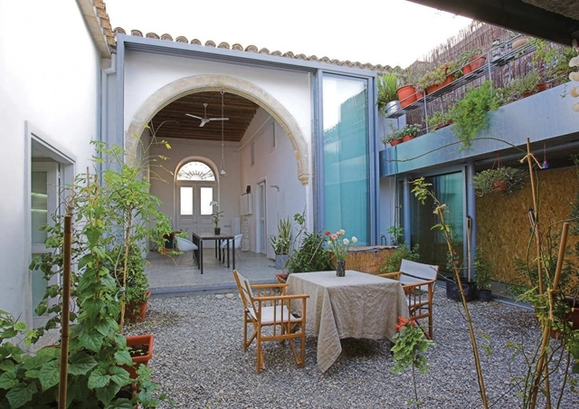 Casa en Kaimakli / Yiorgos Hadjichristou Architects - Casas, Patio, Puerta, Fachada, Arco, Mesas, Sillas