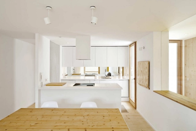 Un refugio urbano / Sergi Pons Architecte - Apartamentos, Cocina, Puerta, Mesas, Iluminación, Encimera, Tarjas, Sillas
