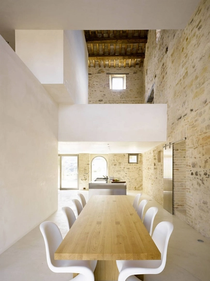 Renovación de una casa en Treia / Wespi de Meuron - Residencial, Arco, Mesas, Sillas