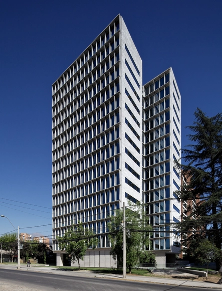 Edificio de Oficinas Calle Los Militares / Mobil Arquitectos + Cruz & Browne Arquitectos - Edificios Institucionales, Fachada