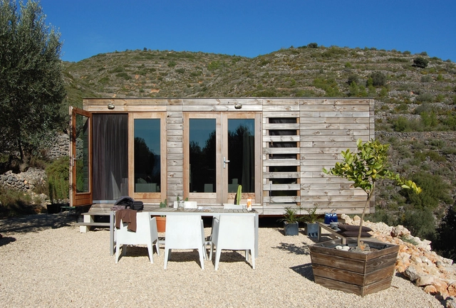 Vivienda unifamiliar prefabricada en madera / Daniel Martí + Jurgen Van Wereld + Karin Giesberts - Casas, Patio, Fachada, Puerta, Mesas, Sillas