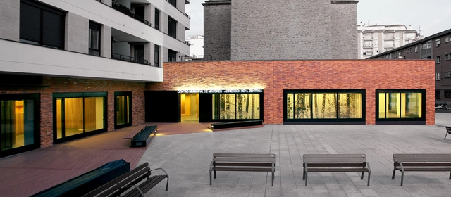 Centro de Mayores de Burlada / MAGMA Arquitectura + Jokine Crespo - Reconversión, Patio interior, Fachada, Bancas