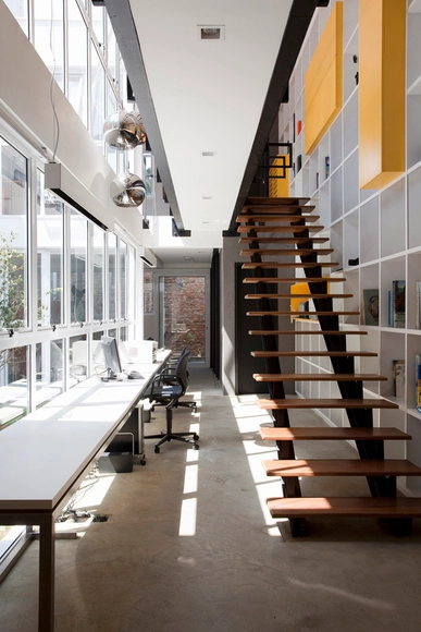 Oficinas de JAL Empreendimentos / FGMF - Edificio De Oficinas, Escaleras, Fachada, Barandas, Sillas, Mesas