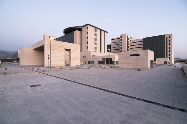 Hospital Campus de la Salud / PLANHO + AIDHOS arquitectos S.A. - Hospital, Fachada