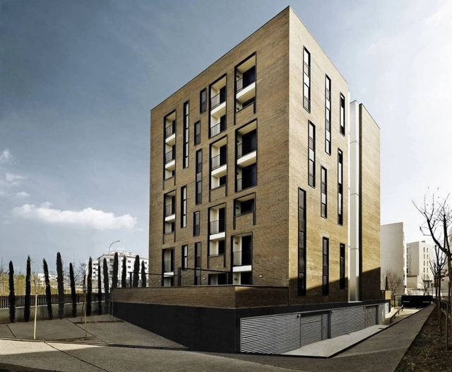 Masrampinyo - Edificio Residencial de 42 Unidades / R+B - Apartamentos, Fachada, Puerta