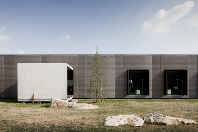 En Detalle: Pratic SPA / Geza - Bodega, Jardín, Fachada, Puerta
