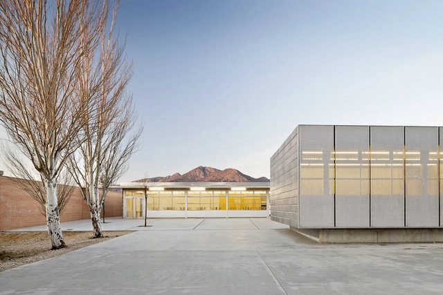 Extensión IES Cap Norfeu en Roses / Javier de las Heras Solé + ​Bosch Tarrús Arquitectes - Renovación, Fachada, Puerta