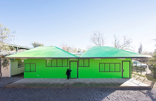 Salas de Clases Atrapa Luz / LAND Arquitectos - Escuela Primaria, Jardín, Fachada, Puerta