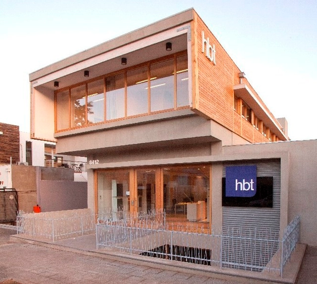 Edificio hbt / Teodoro Fernández Arquitectos - Showroom, Fachada, Fijación Vigas, Barandas, Balcón, Bancas