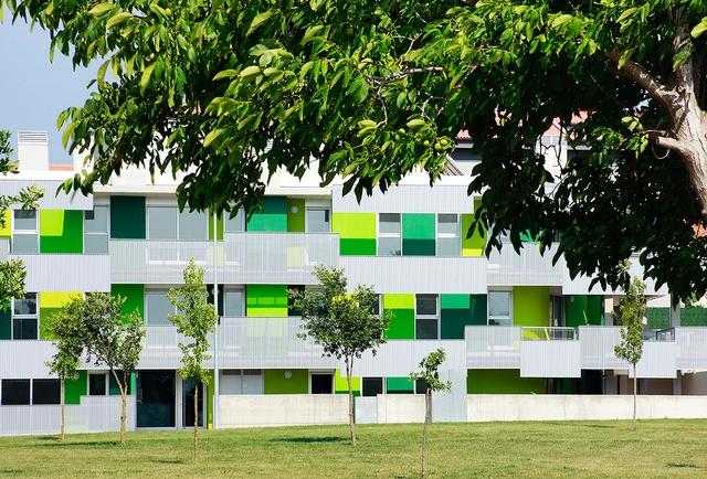 18 VPO en Santa Eugenia de Berga / bailo+rull | ADD + ARQUITECTURA - Vivienda Social, Jardín, Fachada