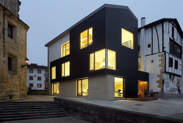 Casa Potxonea / OS3 arkitektura - Edificios Municipales, Fachada, Puerta, Escaleras