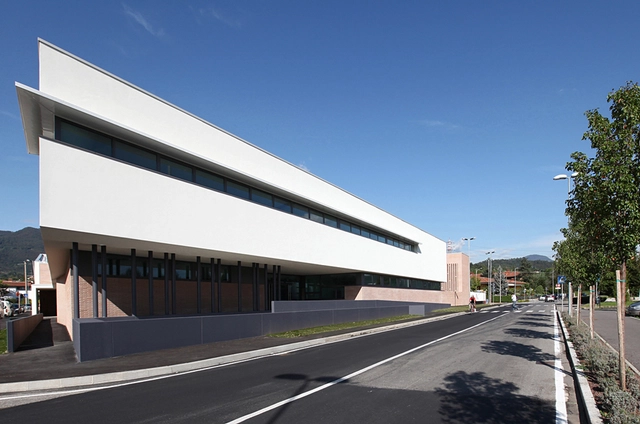 La Corte degli Alberi / Tomas Ghisellini Architetto - Escuela Primaria, Fachada