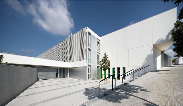 IES Mont Perdut en Terrassa / Lluis Comerón - Escuela Secundaria, Fachada