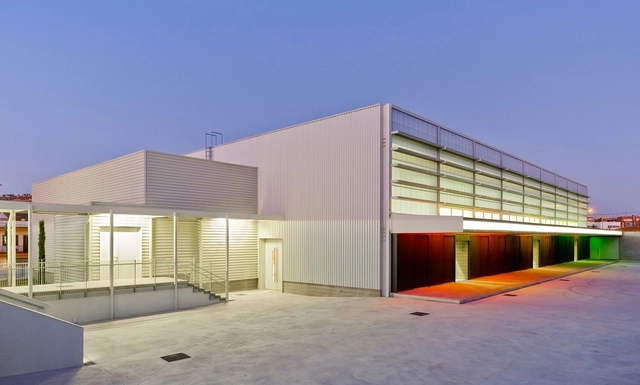 Polideportivo en Rubí / CGP Arquitectes (Casanovas, Graus, Pérez Arquitectes) - Escuelas, Fachada, Puerta